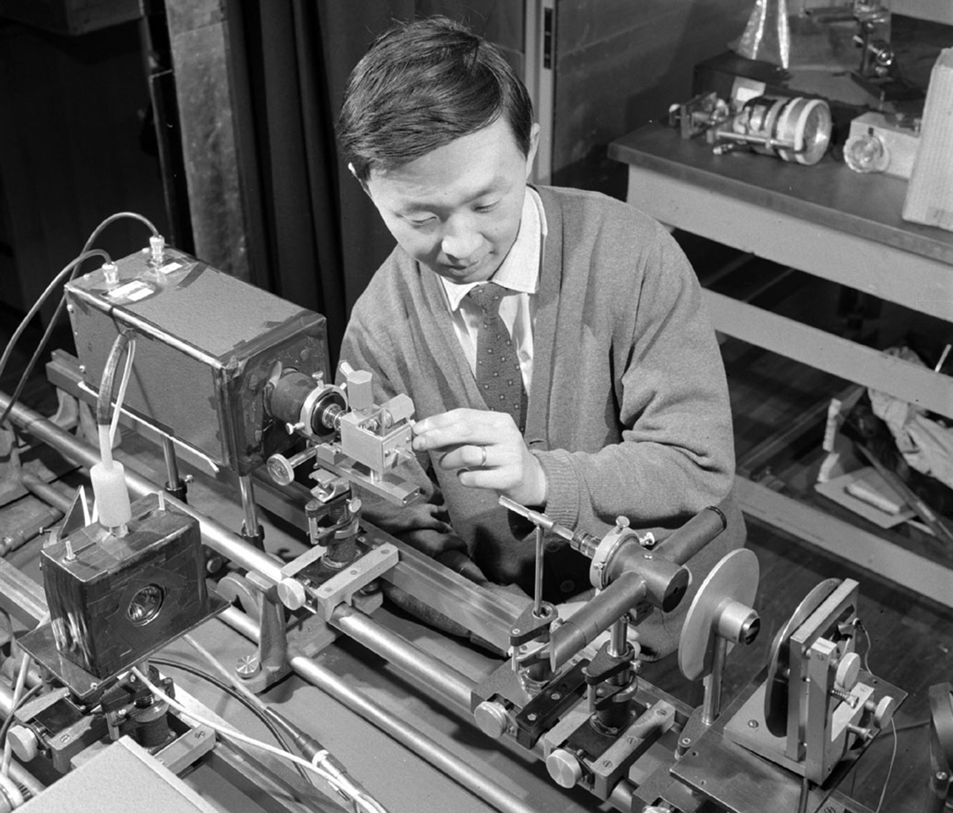 Kao Charles F1 young; full face; scientist Charles Kao doing an early experiment on optical fibre at the Standard Telecommunications Laboratory at Harlow, United Kingdom. 1960s. Credit: Standard Telecommunications Laboratories, courtesy Emilio Segre Visual Archives